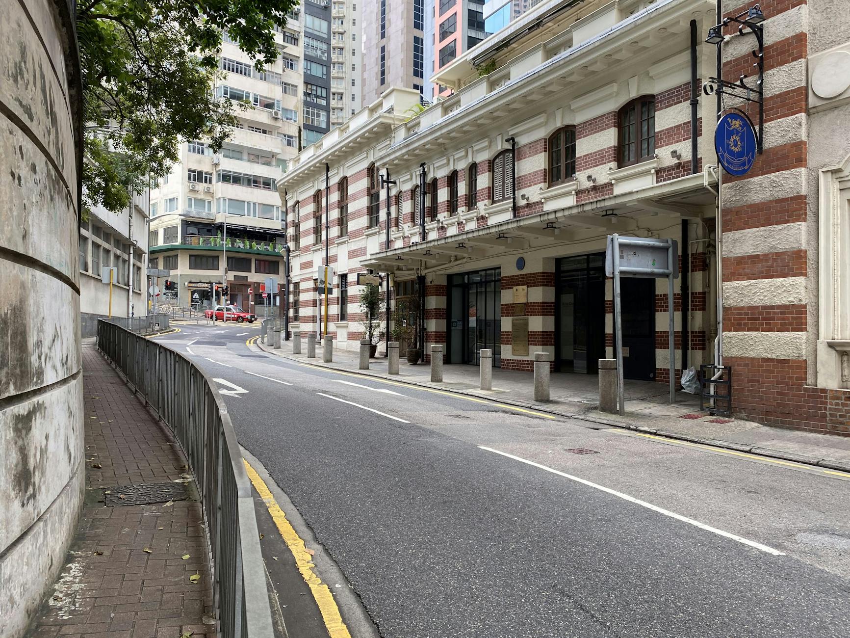 Cicha uliczka na wyspie Hongkong z historycznymi kamienicami