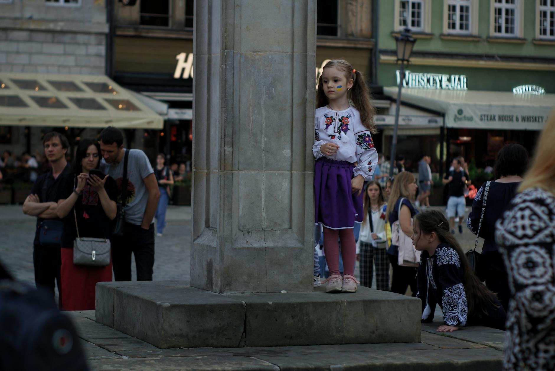 Młoda dziewczyna w ukraińskim stroju ludowym na demonstracji