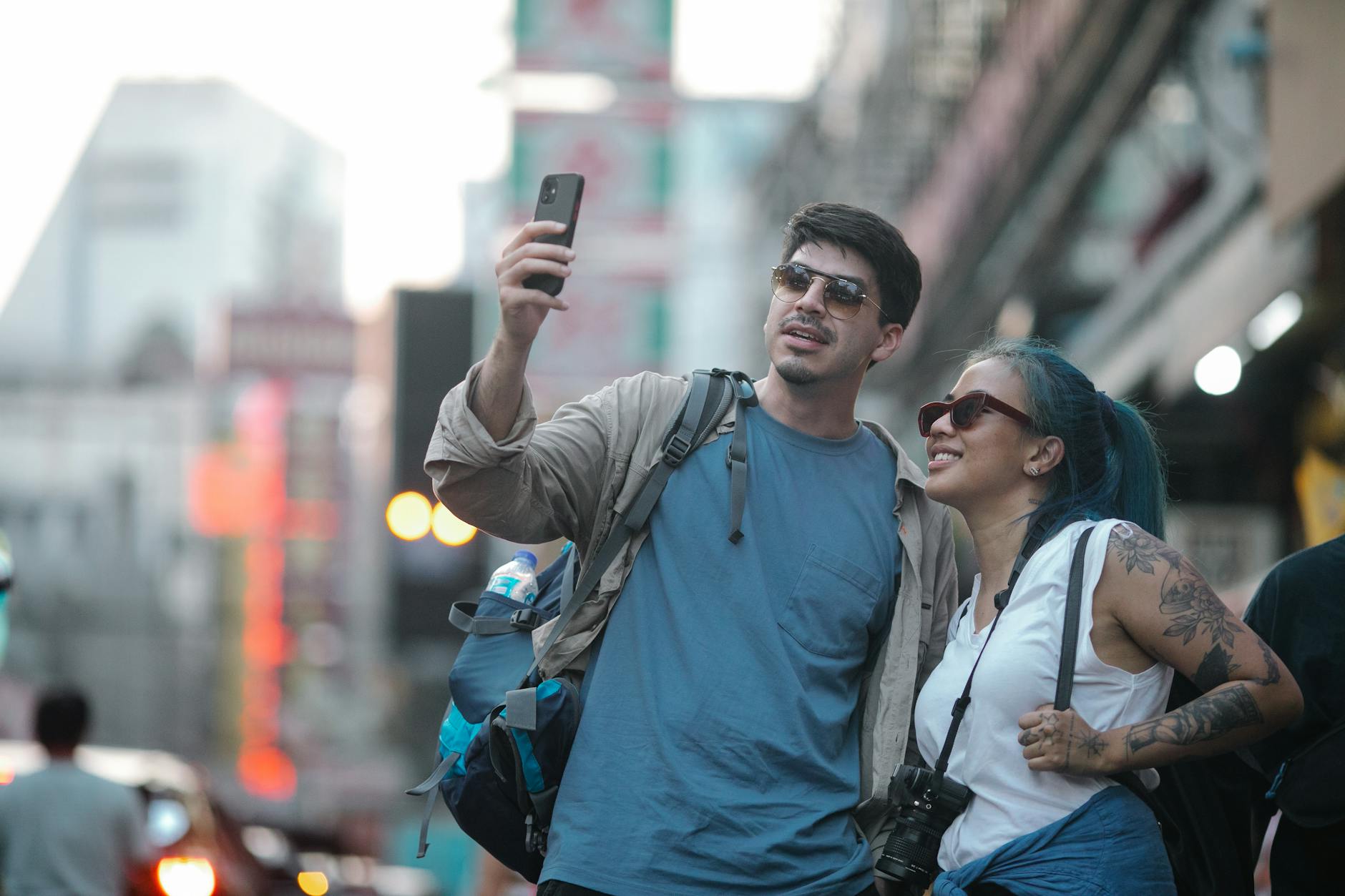 Para turystów robi selfie na zatłoczonej ulicy w Japonii