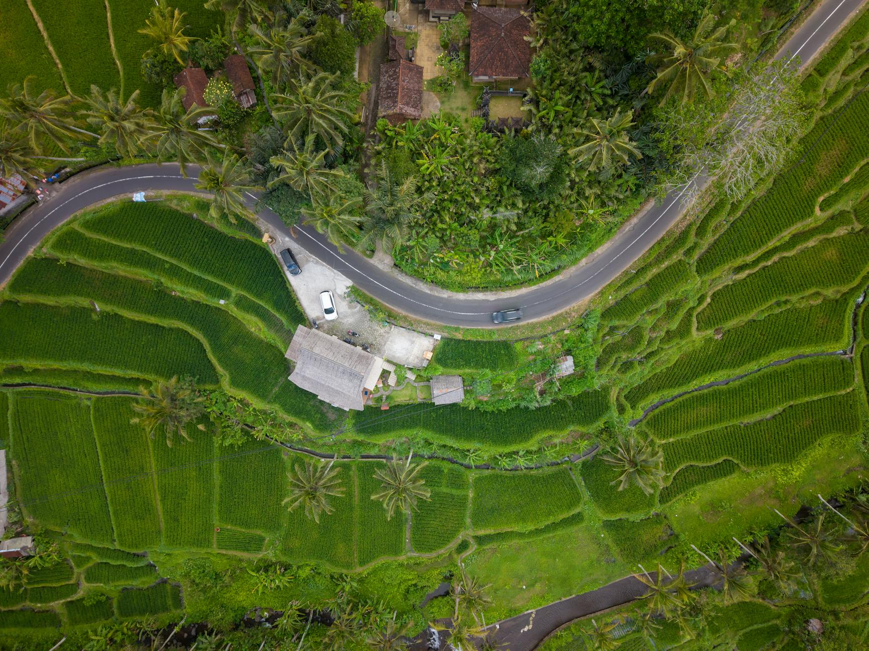 Świątynia nad wodą na Bali o zachodzie słońca