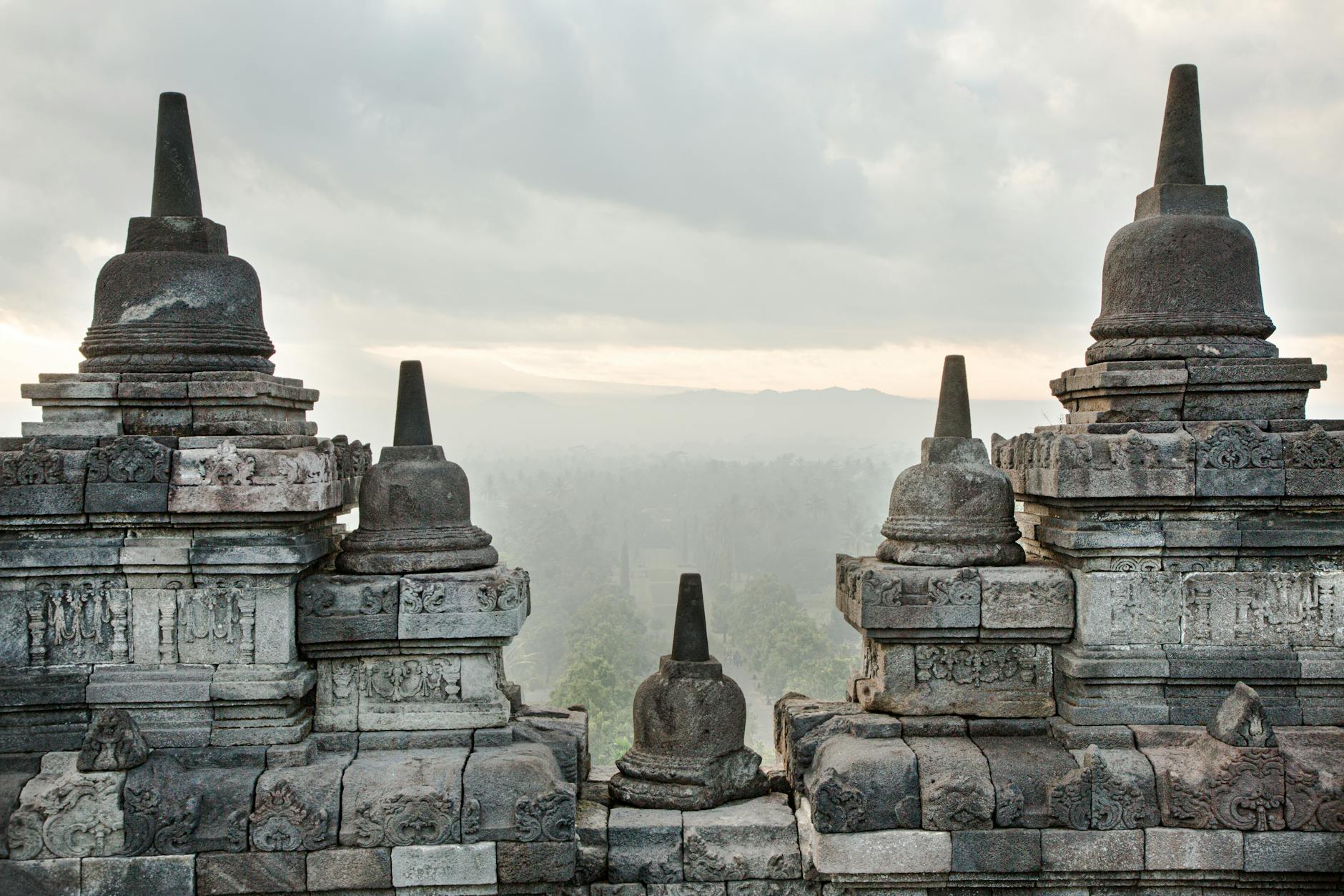 Borobudur i Prambanan: jak zwiedzać dwa cuda Jawy w jeden dzień Borobudur o świcie spowity mgłą, widok na świątynię wśród wzgórz