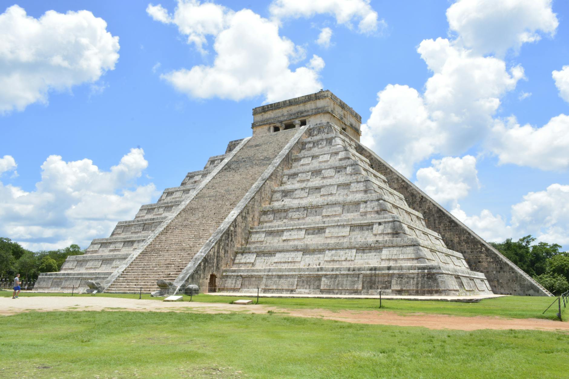 Piramida Chichén Itzá w pełnym słońcu na tle błękitnego nieba
