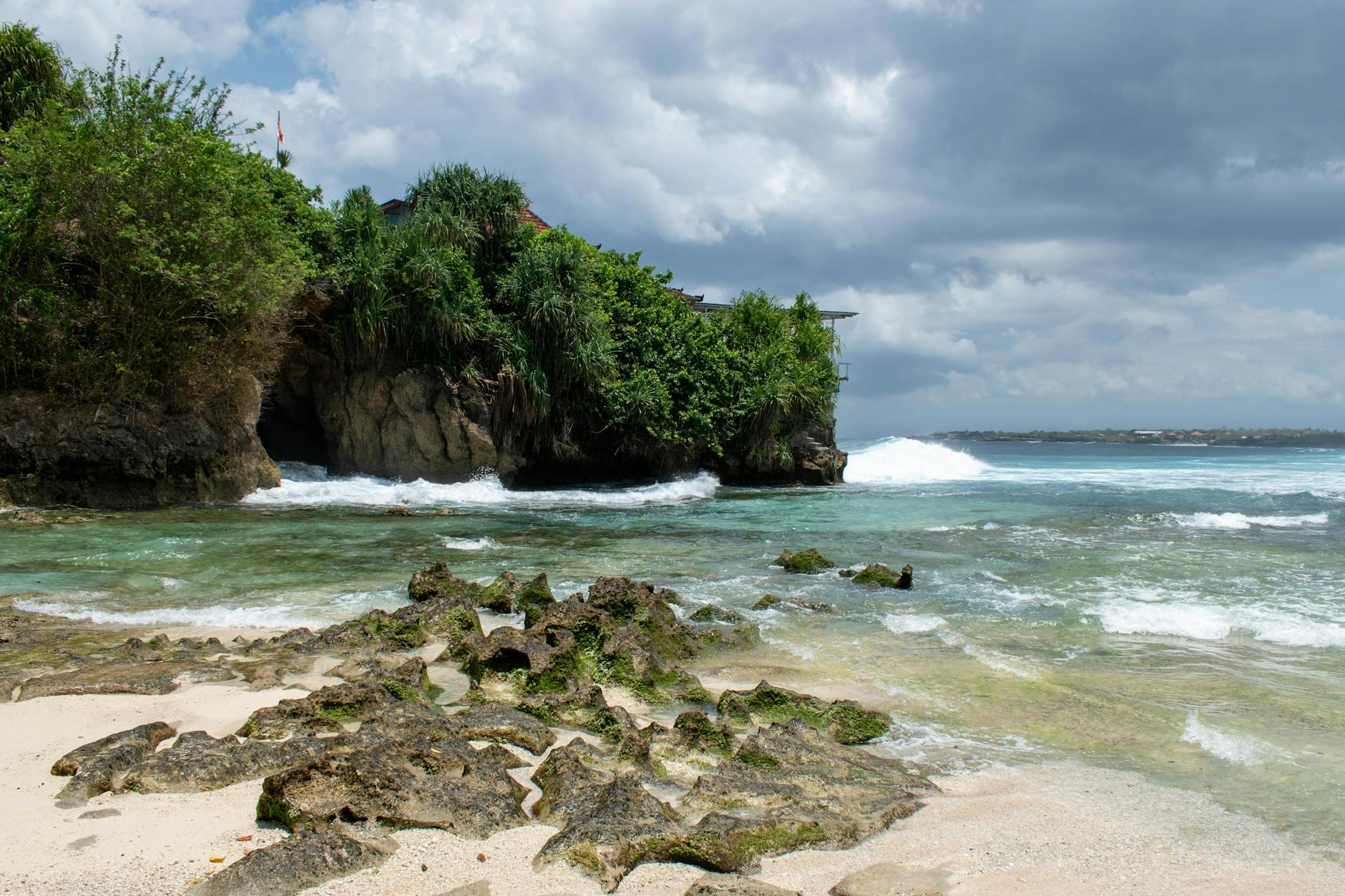 Plaża Padang Padang na Bali z turkusową wodą i zielonymi klifami