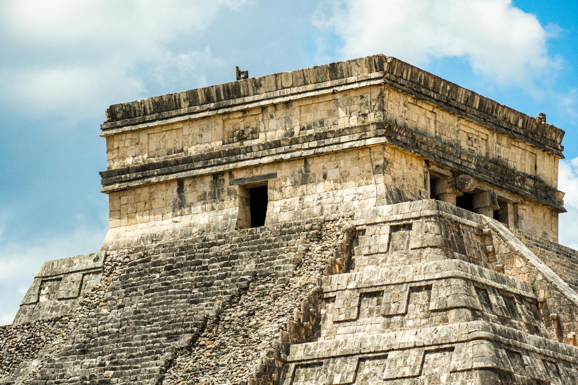 Zbliżenie na piramidę Majów w Chichén Itzá w słoneczny dzień