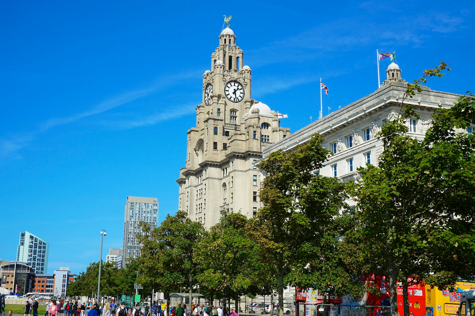 Budynek Royal Liver w Liverpoolu na tle błękitnego nieba i ruchliwej ulicy