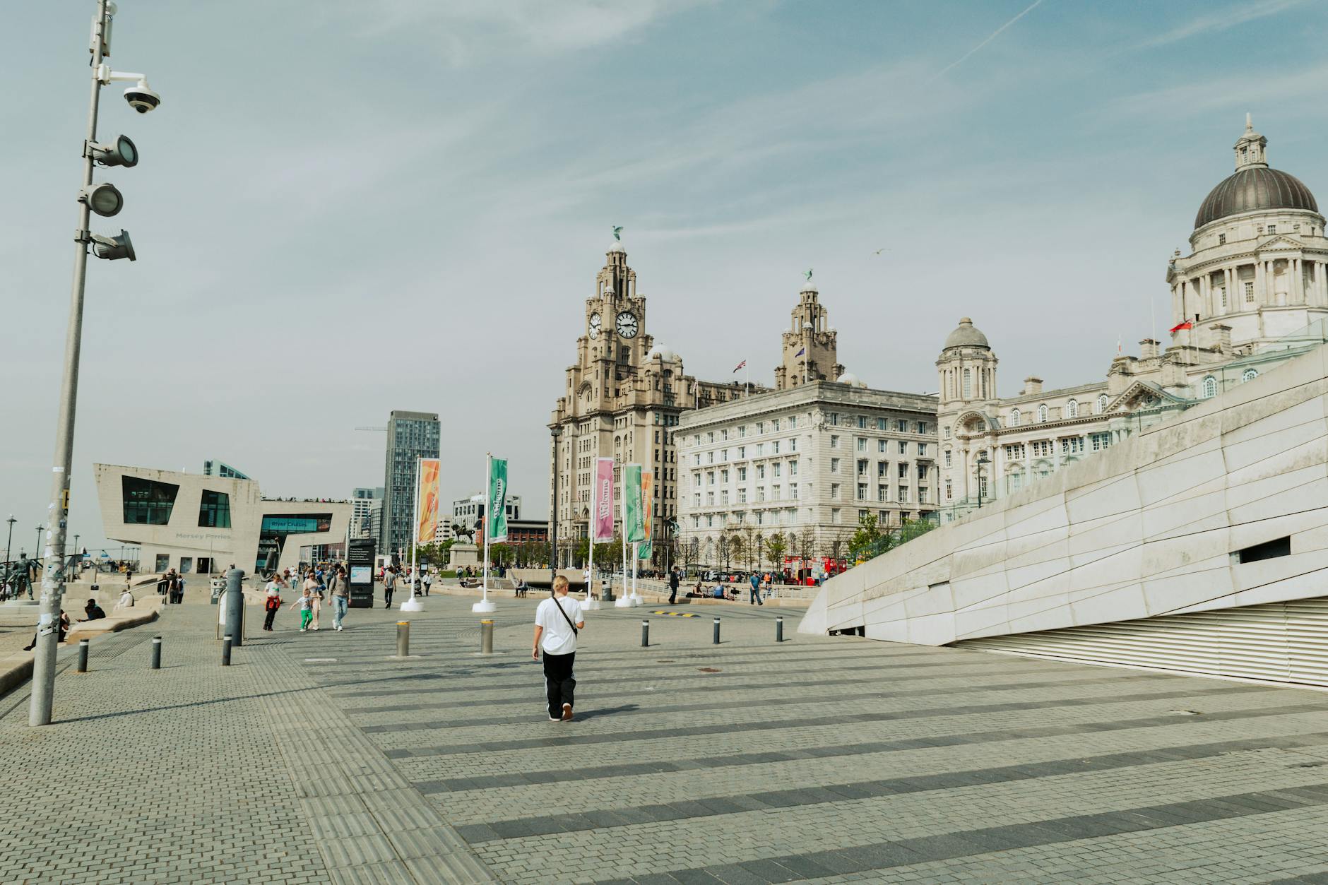Historyczna zabudowa Liverpoolu i życie miejskie w ciągu dnia