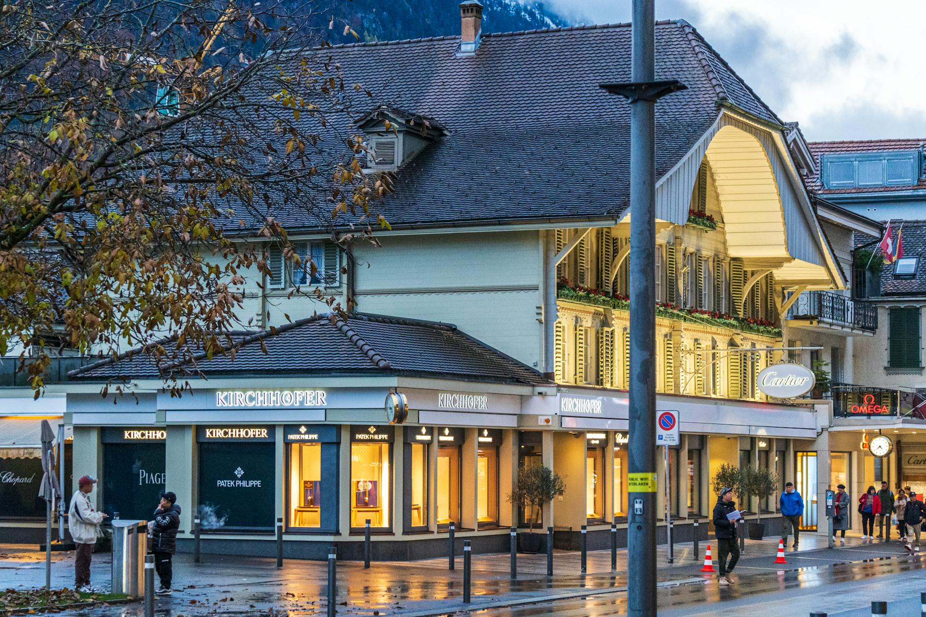 Sklepy z zegarkami Kirchhofer i Cartier w centrum Interlaken