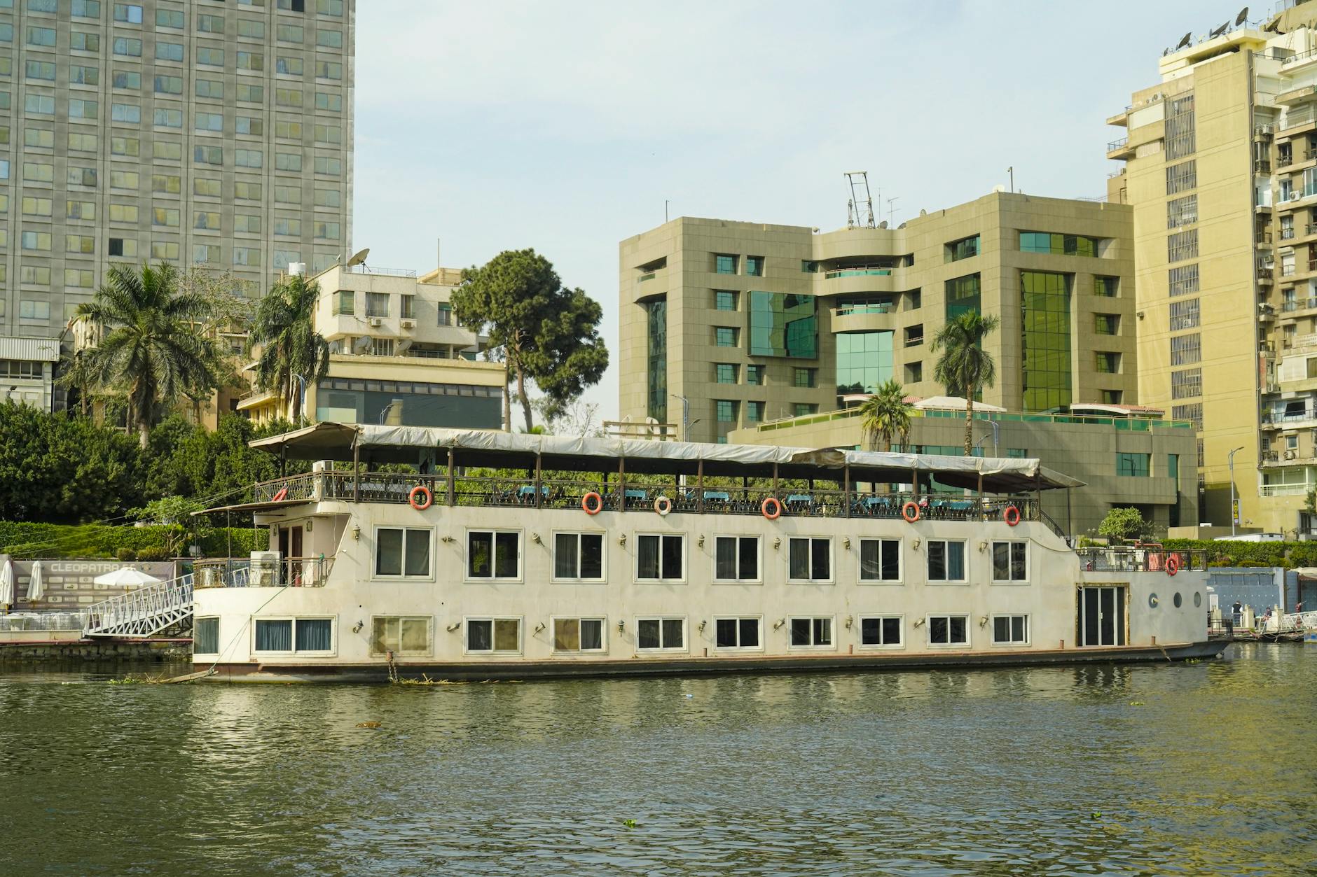 Statek wycieczkowy na Nilu w Kairze na tle nowoczesnych budynków