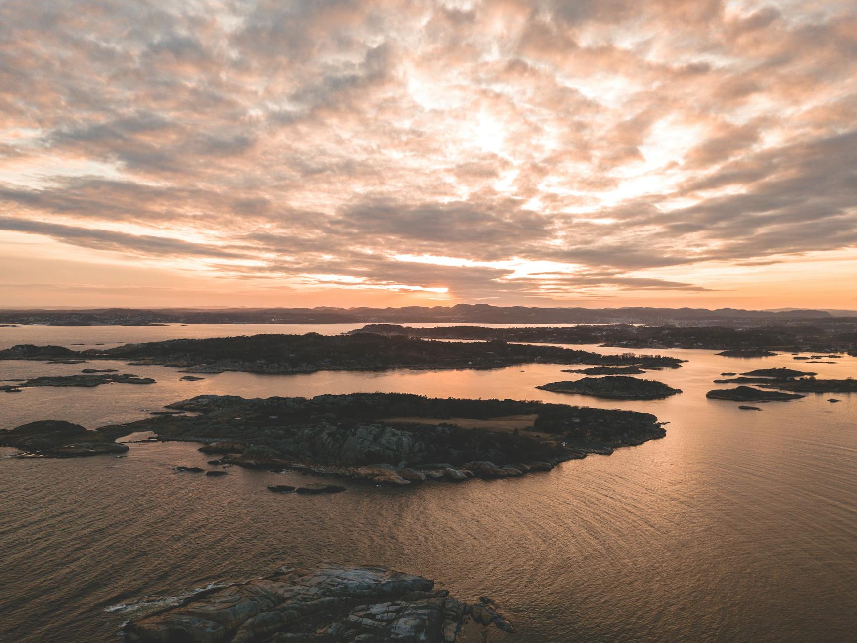 Szwedzki archipelag o zachodzie słońca widziany z lotu ptaka