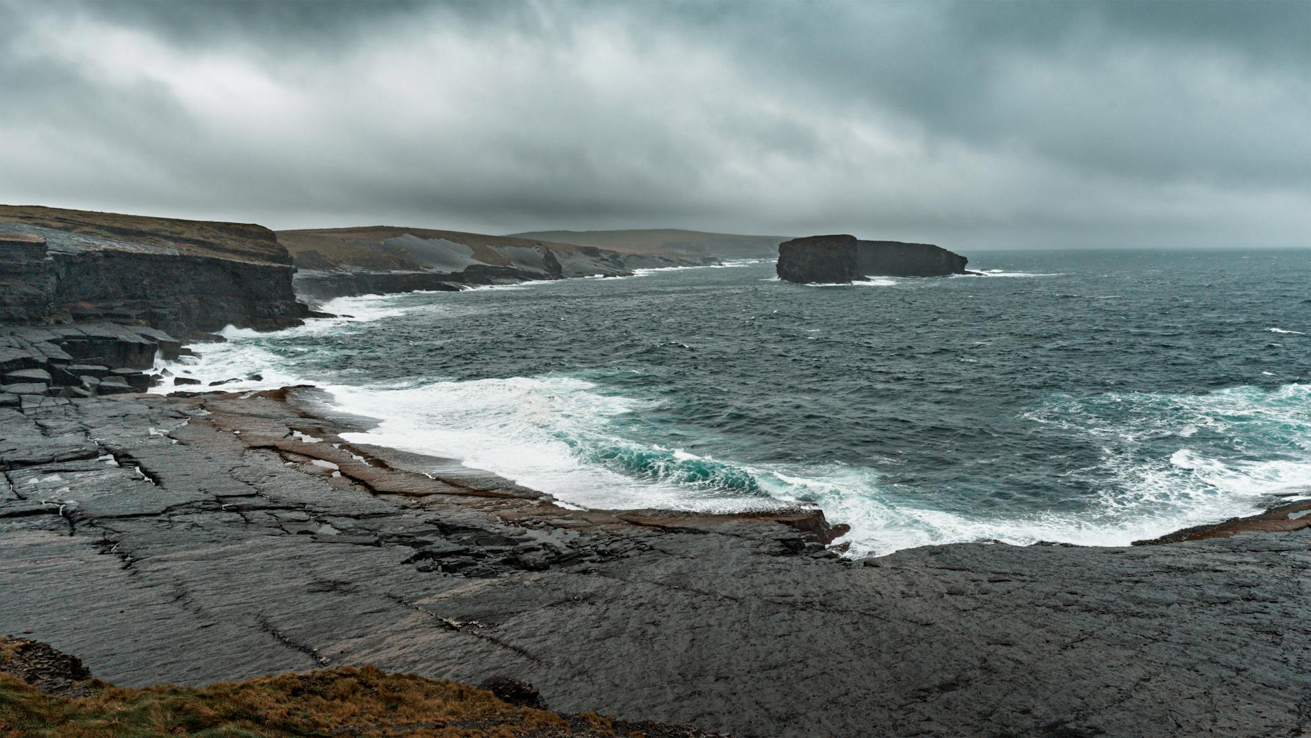 Burzowe niebo nad surowymi klifami wybrzeża Półwyspu Dingle