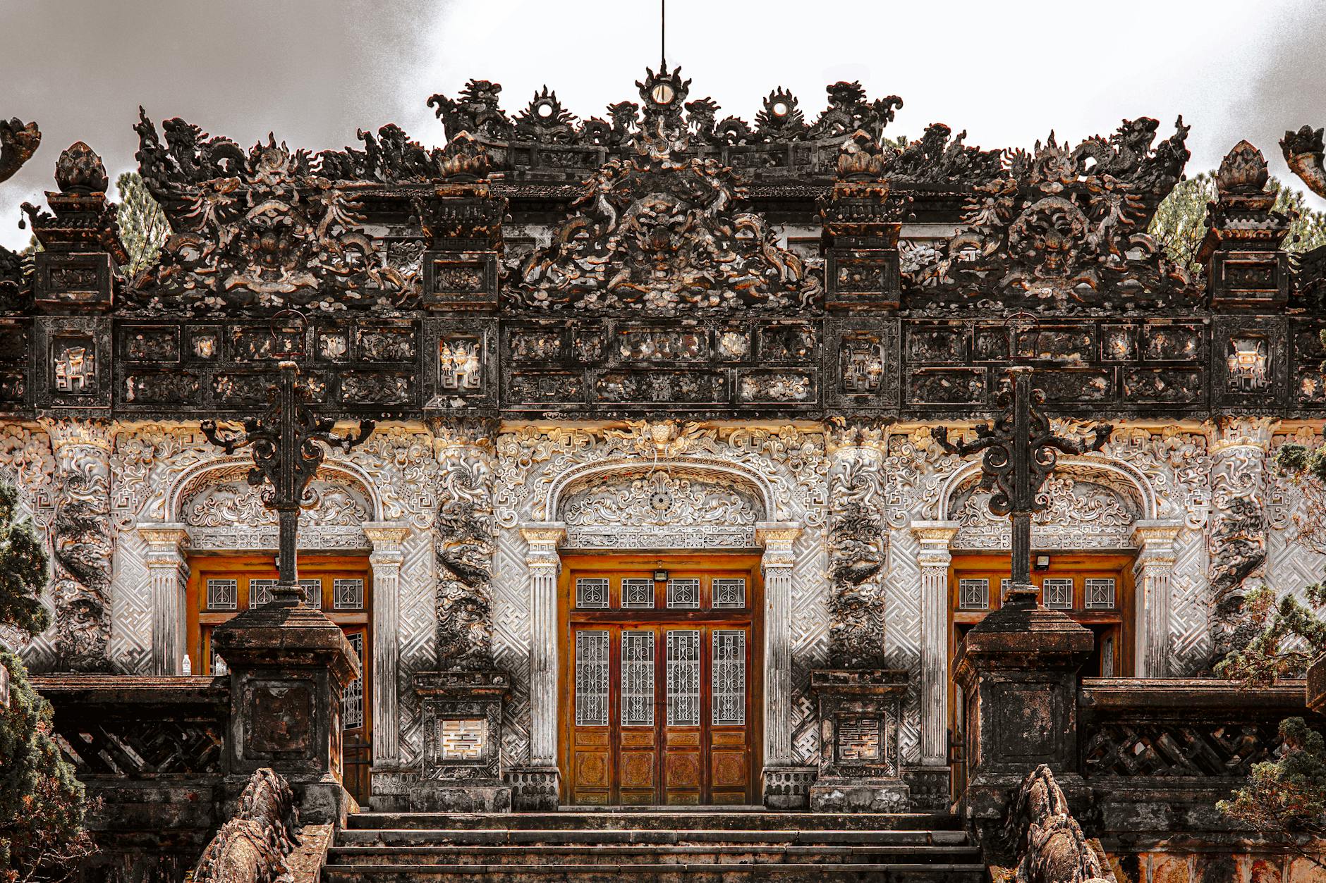 Elewacja mauzoleum cesarza Khai Dinha w Hue z bogatymi zdobieniami