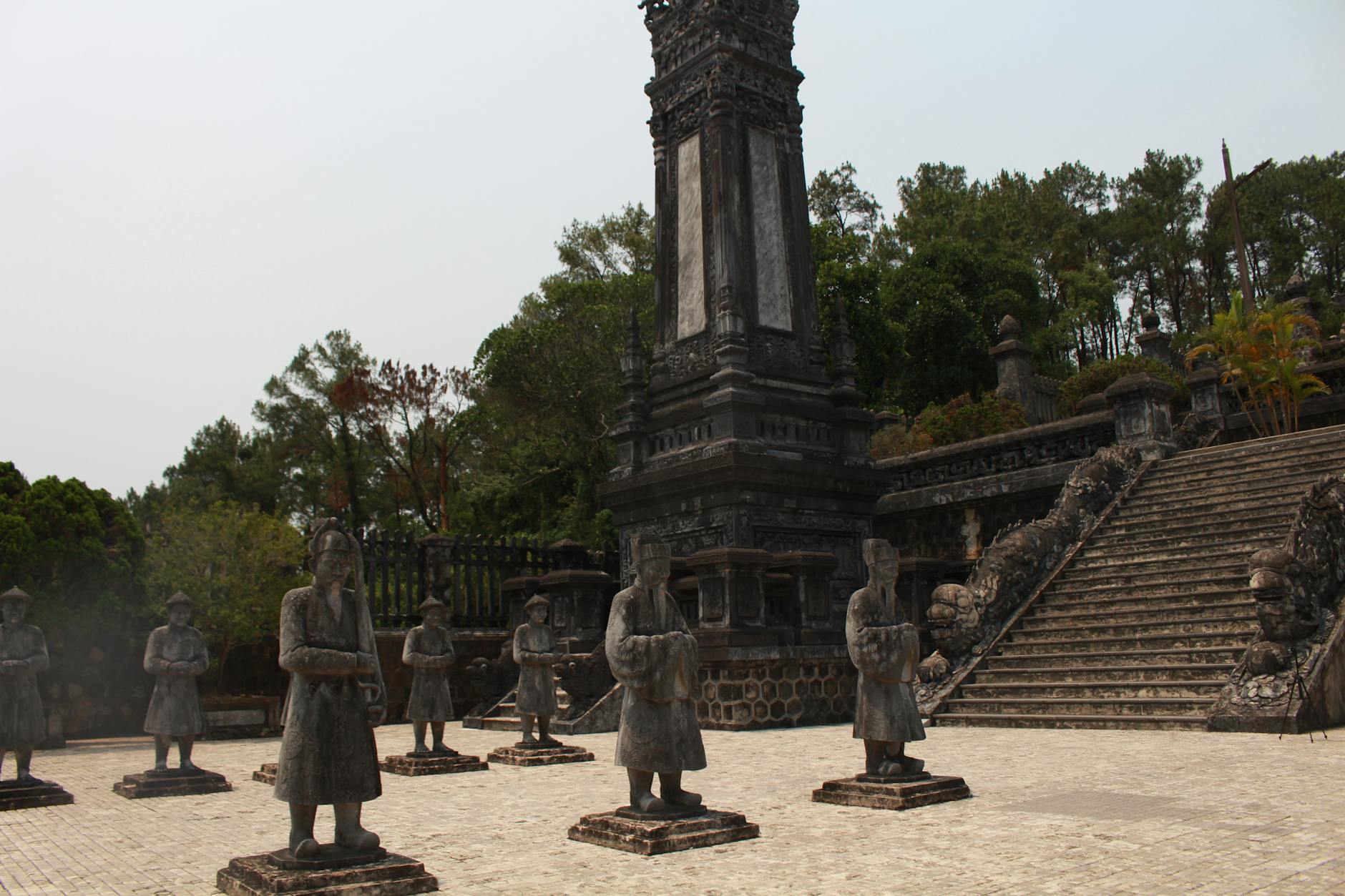 Kamienne posągi strażników przy cesarskim grobowcu Khai Dinh w Hue