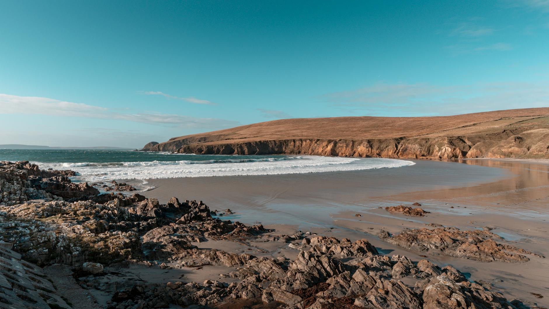 Skałiste klify Półwyspu Dingle nad Atlantykiem w słoneczny dzień