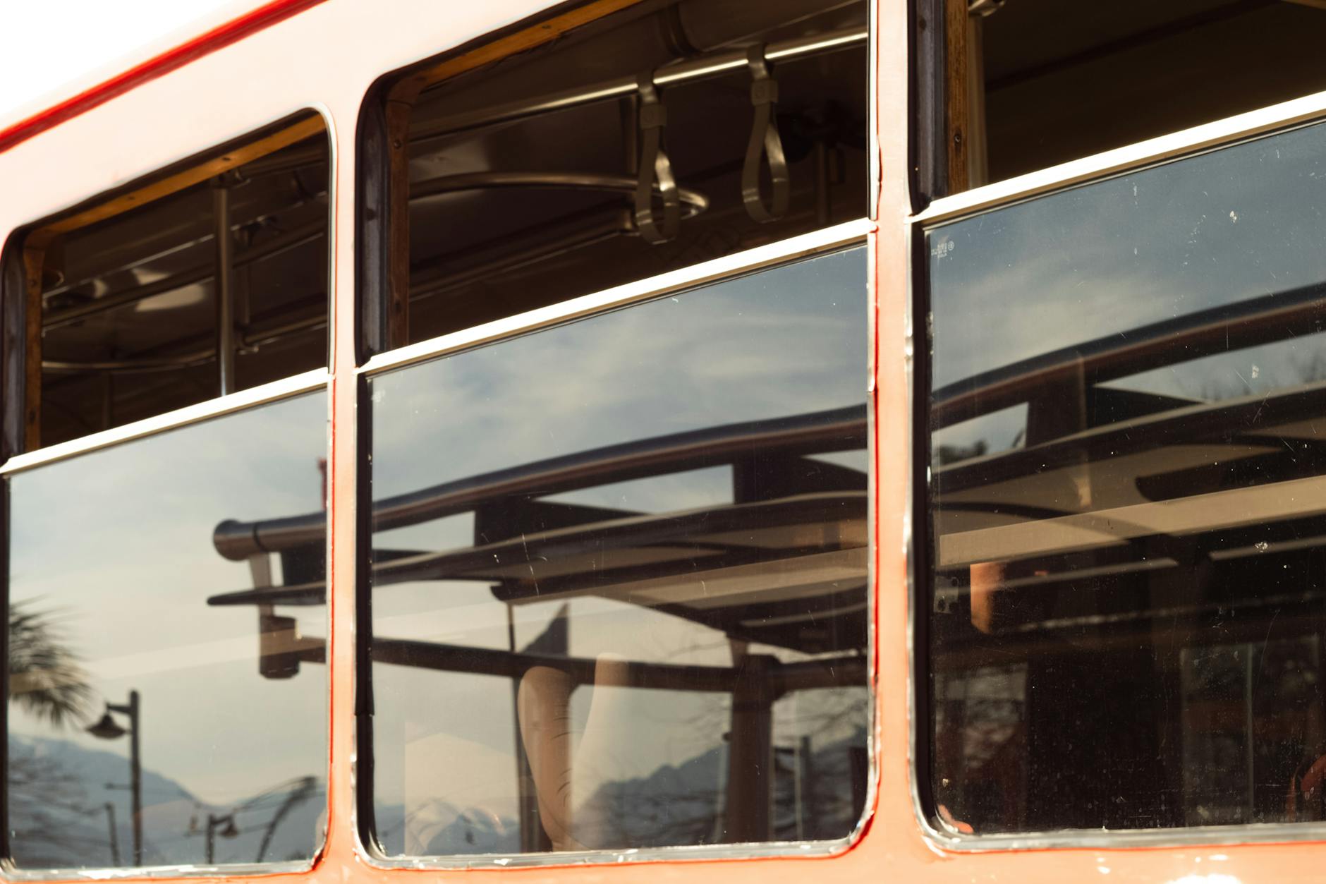 Stary wagonik tramwajowy z odbiciem ośnieżonych gór w szybach