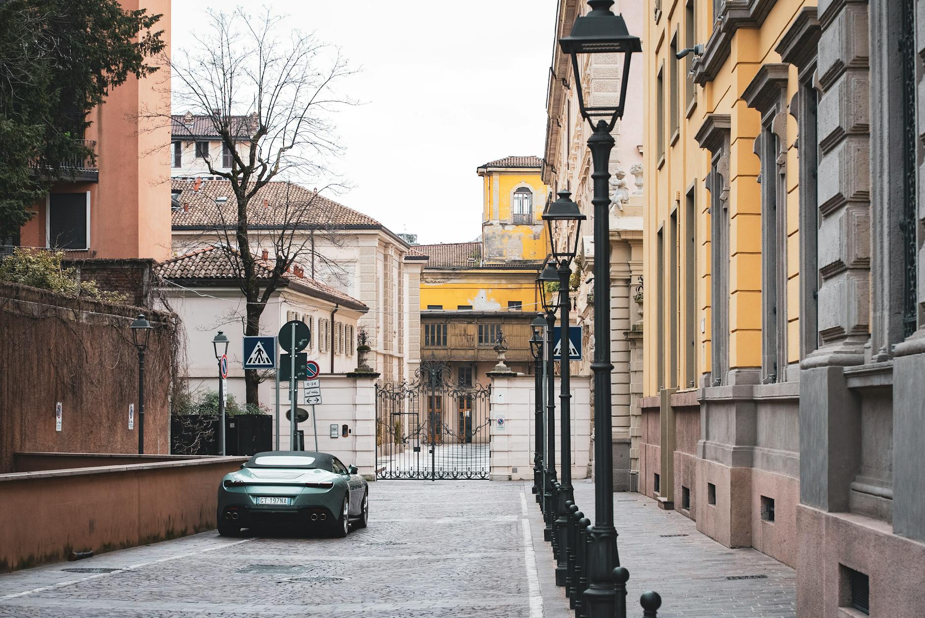 Urokliwa uliczka w Mediolanie z kolorowymi, historycznymi kamienicami