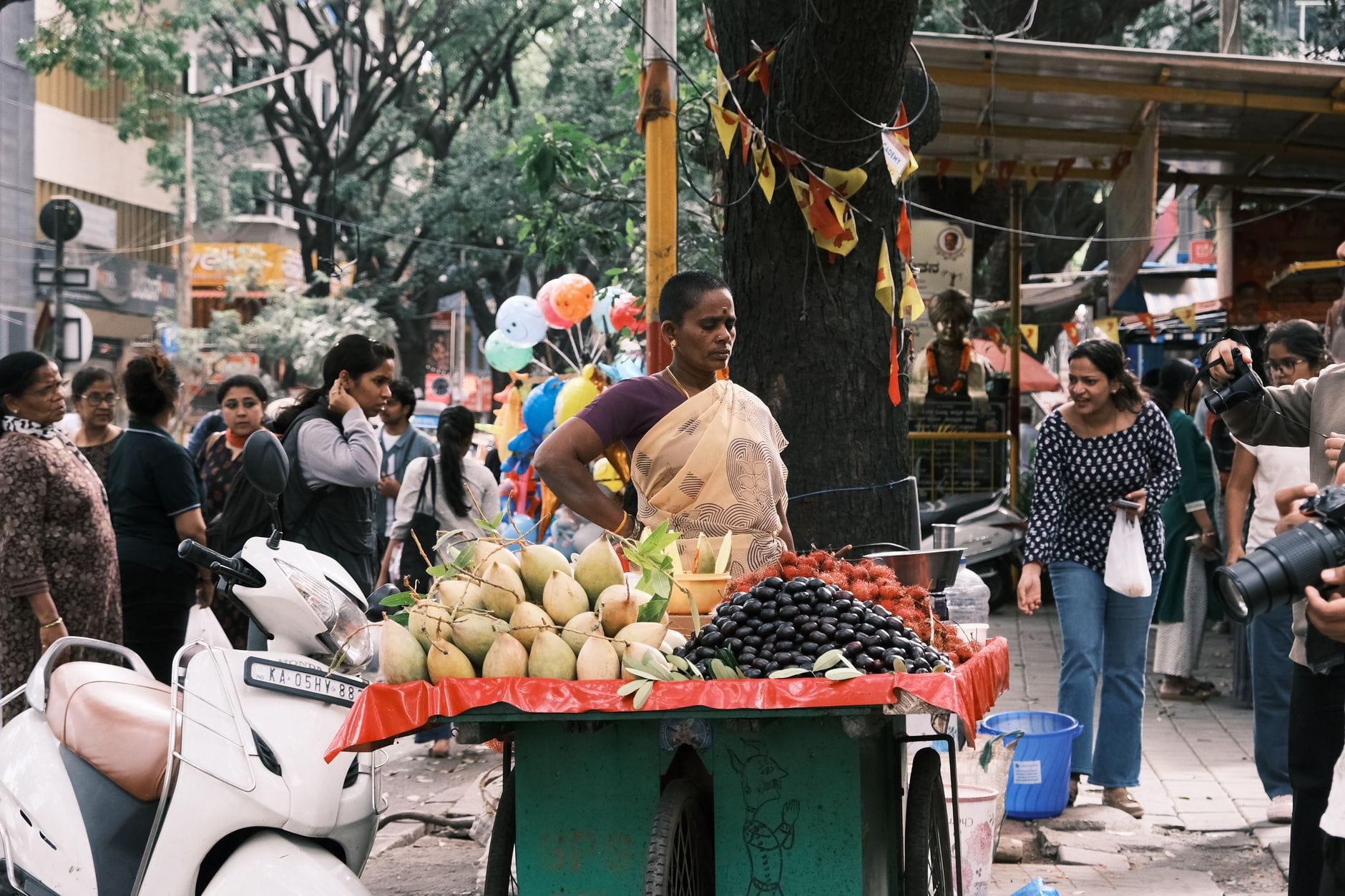Tłum na ulicznym targu w Bengaluru przy stoisku ze świeżymi warzywami