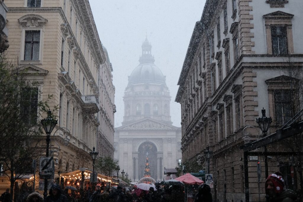 Jarmarki bożonarodzeniowe w Budapeszcie: daty, lokalizacje, ceny potraw i praktyczne wskazówki