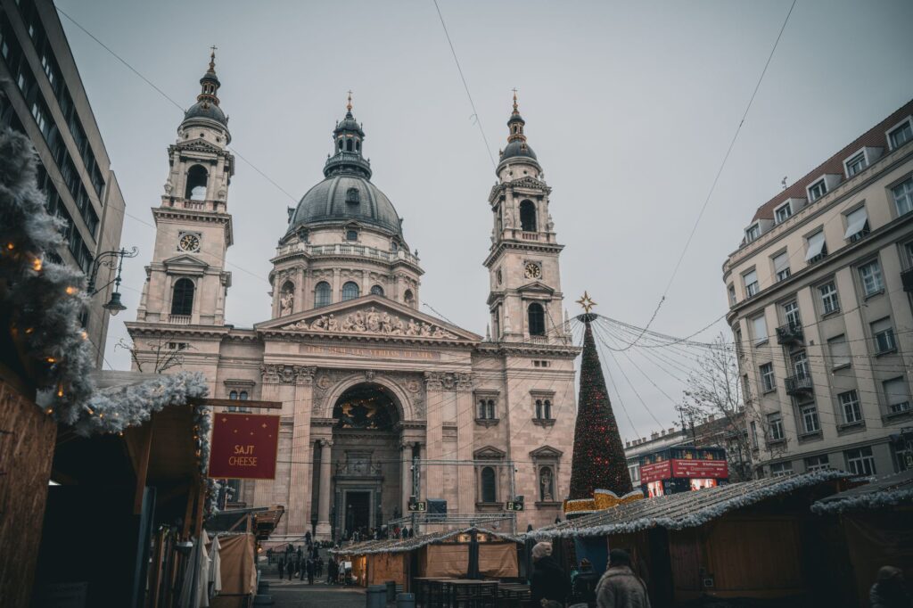 Jarmarki bożonarodzeniowe w Budapeszcie: daty, lokalizacje, ceny potraw i praktyczne wskazówki