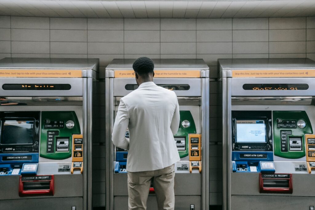 Mężczyzna kupujący bilet w automacie na stacji metra w Paryżu
