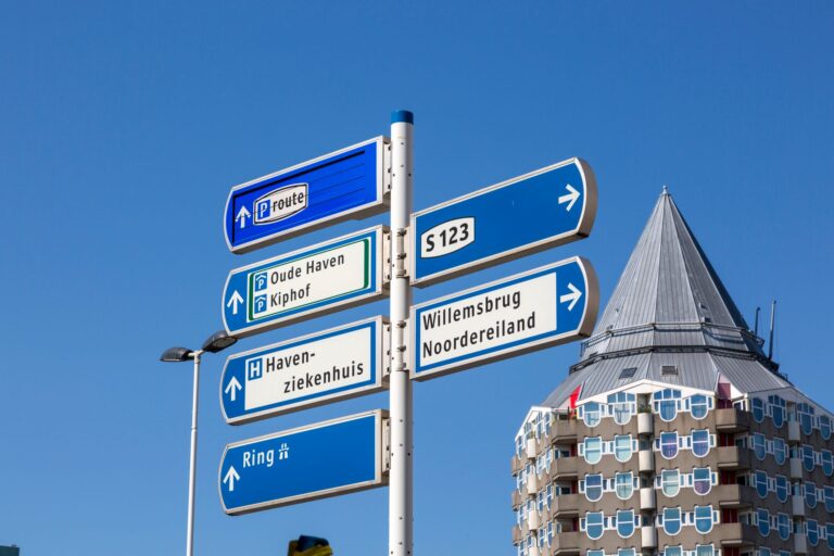 Parkowanie P+R w Amsterdamie i Rotterdamie: jak zaoszczędzić na postoju?