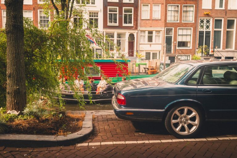 Parkowanie P+R w Amsterdamie i Rotterdamie: jak zaoszczędzić na postoju?