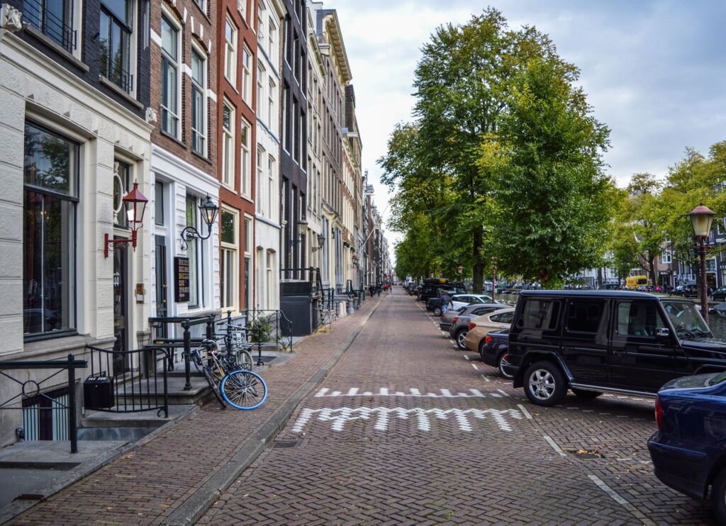 Parkowanie P+R w Amsterdamie i Rotterdamie: jak zaoszczędzić na postoju?